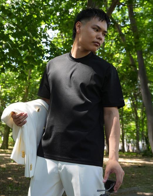 ブラックTシャツ1枚の着こなし